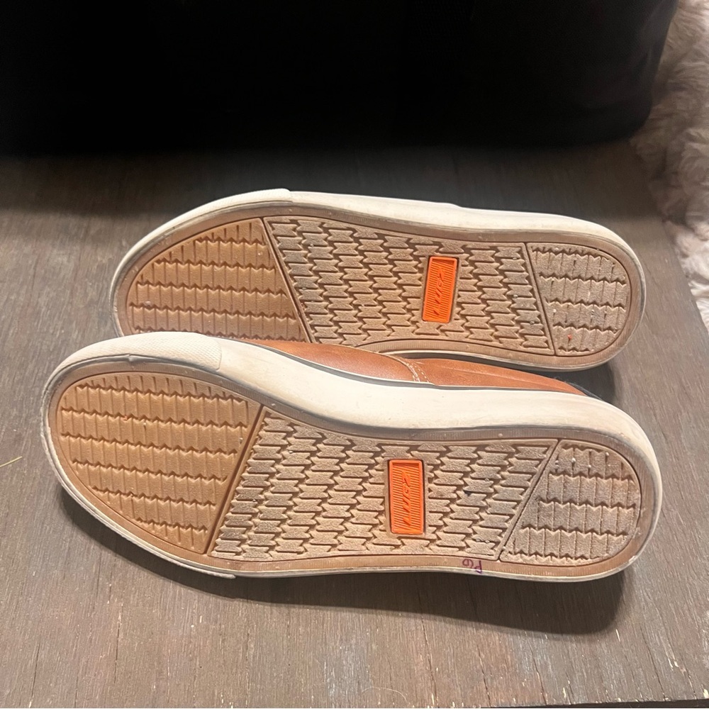 Lugz Women's Tan Fleece Slip-On Loafers - Picture 8 of 8